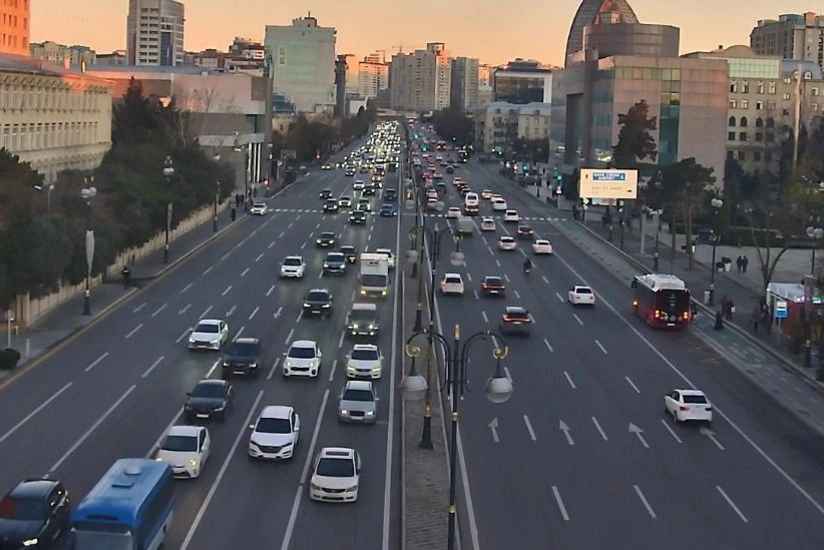 В Баку на ряде улиц и проспектов затруднено движение транспорта
