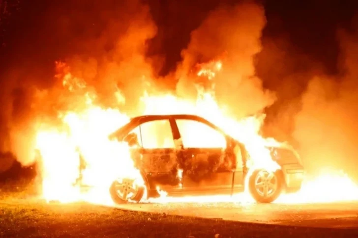 В Баку при пожаре в автомобиле погиб человек