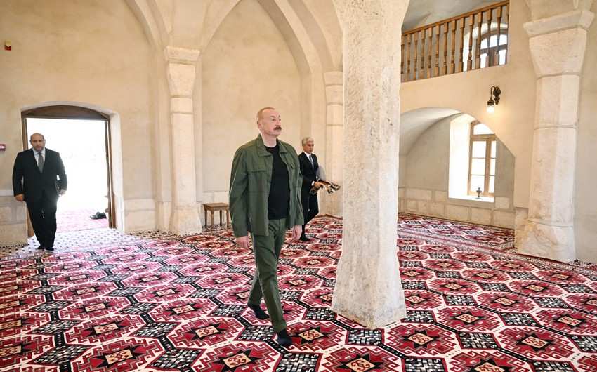 Əliyev Ağdamın Qiyaslı kəndindəki tarixi məscidin binasının bərpadan sonra açılışında iştirak edib