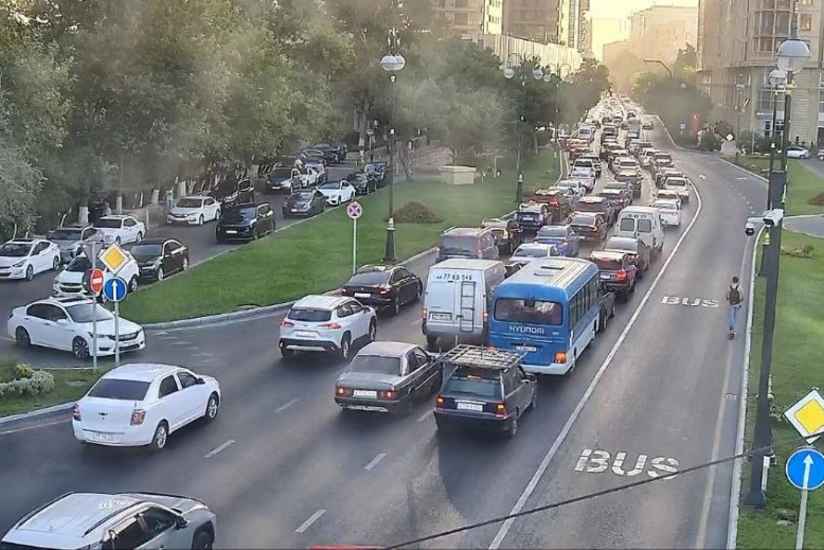 В Баку на ряде улиц и проспектов наблюдаются пробки