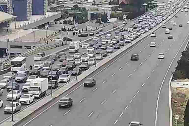 В Баку наблюдаются пробки