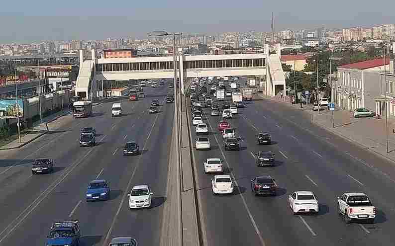 В Баку на ряде улиц и проспектов затруднено движение транспорта
