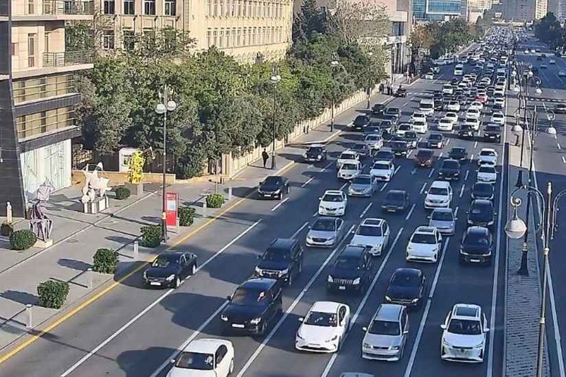 На ряде улиц и проспектов Баку затруднено движение транспорта