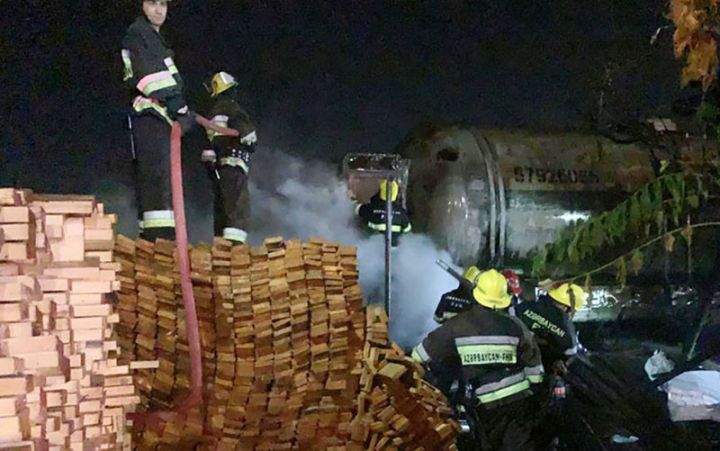 Пожар на рынке древесины в Баку потушен