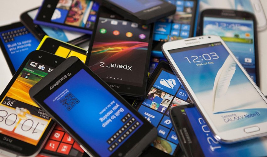 Названы самые популярные бренды мобильных телефонов в Азербайджане