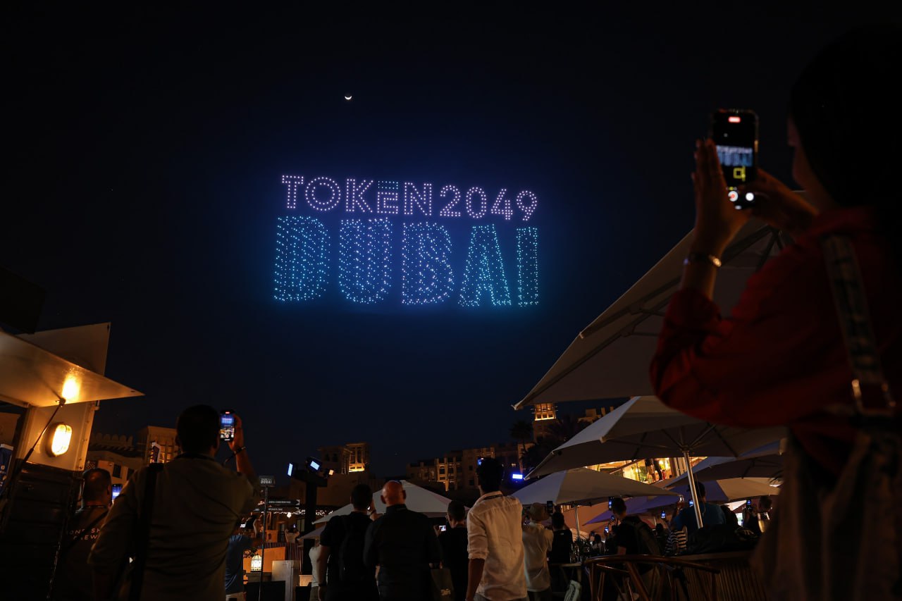 1,5 тыс. LED-дронов осветили ночное небо Дубая на церемонии закрытия Token2049